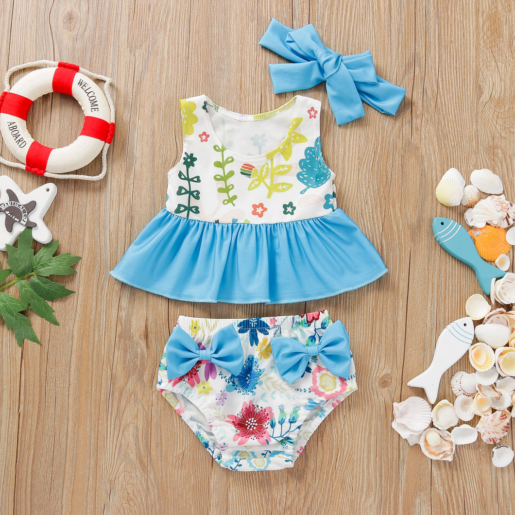 Traje de baño blanco con estampas de flores y volados con vincha celeste