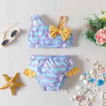 Carregar imagem no visualizador da galeria, Traje de baño celeste con estampas de sirena-unicornio y moño amarillo
