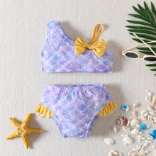 Carregar imagem no visualizador da galeria, Traje de baño lila con escamas de sirena y moño amarillo
