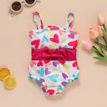 Carregar imagem no visualizador da galeria, Traje de baño blanco con estampas de corazones coloridos y moño
