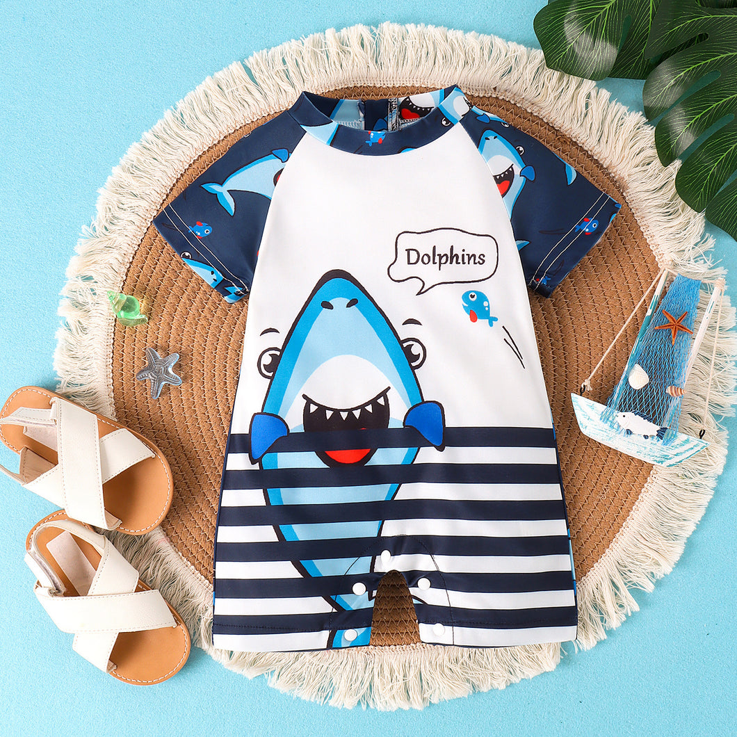 Traje de baño con rayas y estampas de tiburones