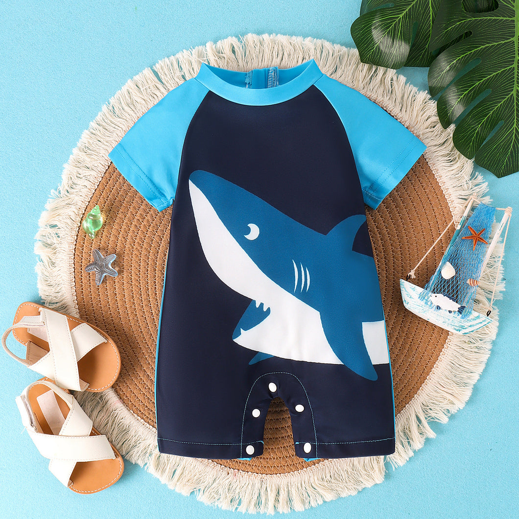 Traje de baño azul marino con estampas de tiburones