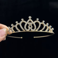 Cargar imagen en el visor de la galería, Vincha corona con mariposa
