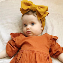 Carregar imagem no visualizador da galeria, Vincha con relieve y moño grande
