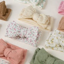 Carregar imagem no visualizador da galeria, Vincha con moño estampado de flores
