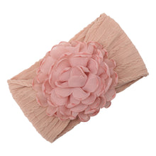 Carregar imagem no visualizador da galeria, Vincha ancha con flor de tul
