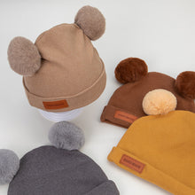 Cargar imagen en el visor de la galería, Gorra con orejas de pompom
