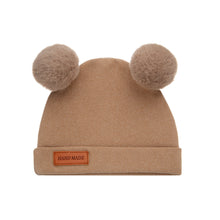 Cargar imagen en el visor de la galería, Gorra con orejas de pompom
