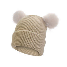 Cargar imagen en el visor de la galería, Gorra de hilo con pompones
