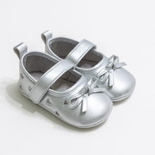 Cargar imagen en el visor de la galería, Chatita con abertura en forma de corazones y moño
