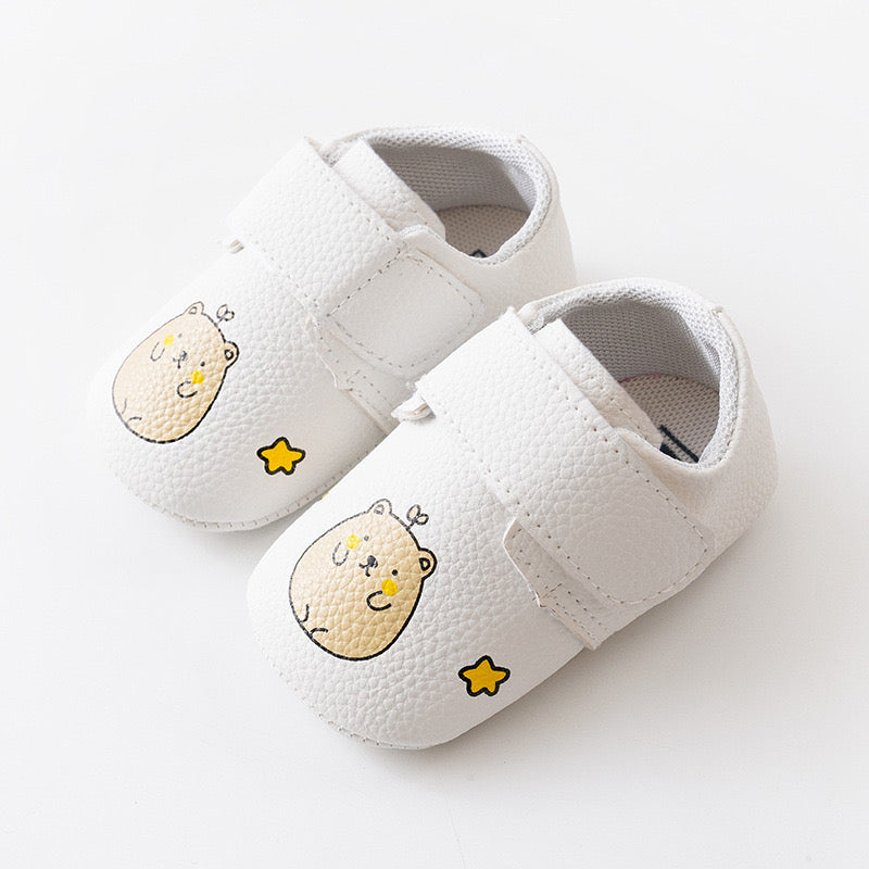 Calzado blanco con detalle de oso