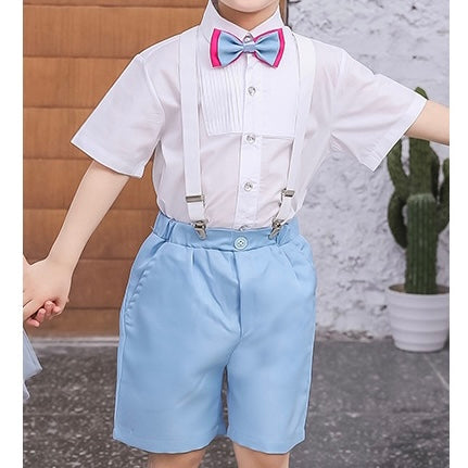 Camisa blanca con detalles, short celeste con tirante y moño