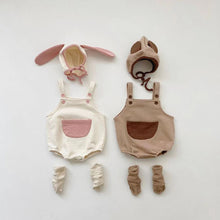 Cargar imagen en el visor de la galería, Body jardinera con bolsillo y gorra con orejas
