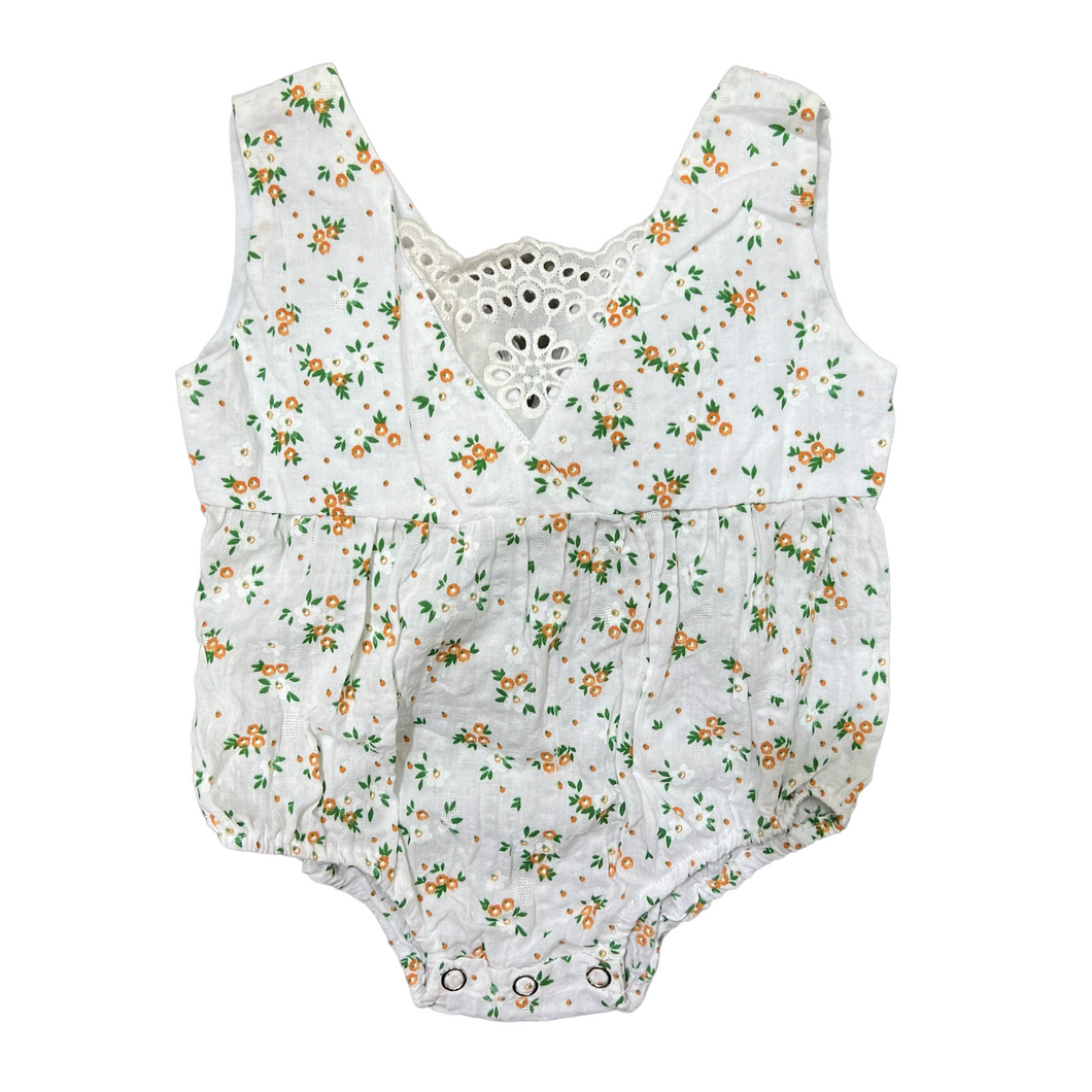 Body blanco con estampa de flores en naranja y moño grande