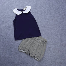 Carregar imagem no visualizador da galeria, Blusa sin manga azul marino con short a rayas
