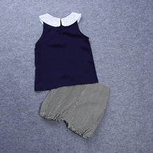 Carregar imagem no visualizador da galeria, Blusa sin manga azul marino con short a rayas
