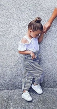 Cargar imagen en el visor de la galería, Blusa blanca hombro abierto con pantalón negro a rayas
