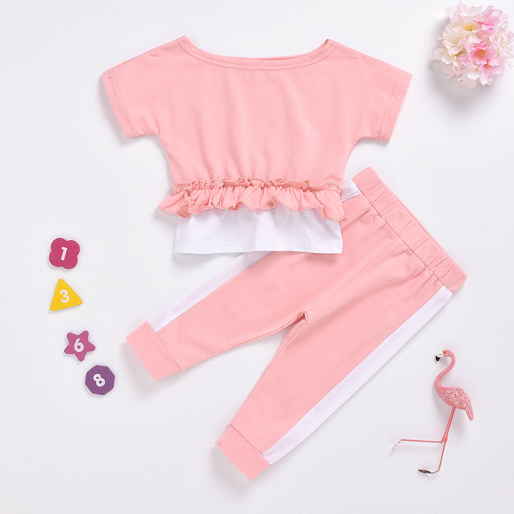Remera con volados y pantalón rosa