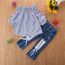 Cargar imagen en el visor de la galería, Blusa con detalles de flores y pantalón jeans con cordones
