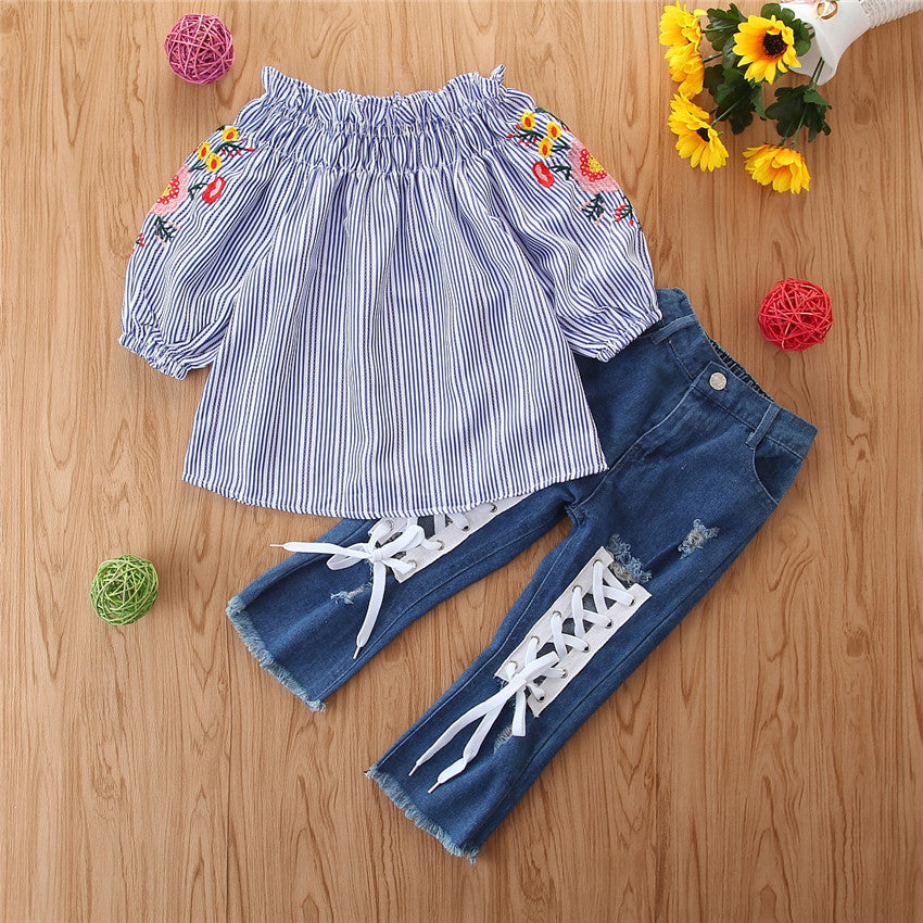 Blusa con detalles de flores y pantalón jeans con cordones