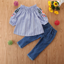 Cargar imagen en el visor de la galería, Blusa con detalles de flores y pantalón jeans con cordones

