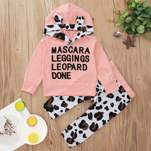 Carregar imagem no visualizador da galeria, Buzo capucha rosa salmón letras pantalón animal print
