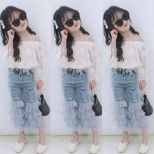 Cargar imagen en el visor de la galería, Blusa blanca con flecos, jeans rasgado con gasa
