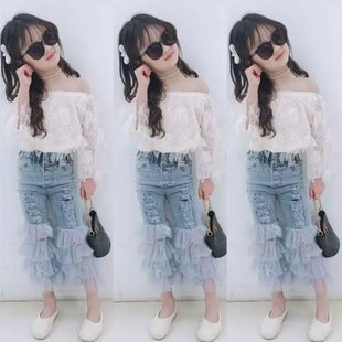 Blusa blanca con flecos, jeans rasgado con gasa