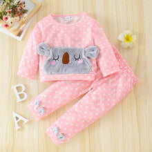 Carregar imagem no visualizador da galeria, Buzo con bolsillo de koala y pantalón rosa con motas blanco
