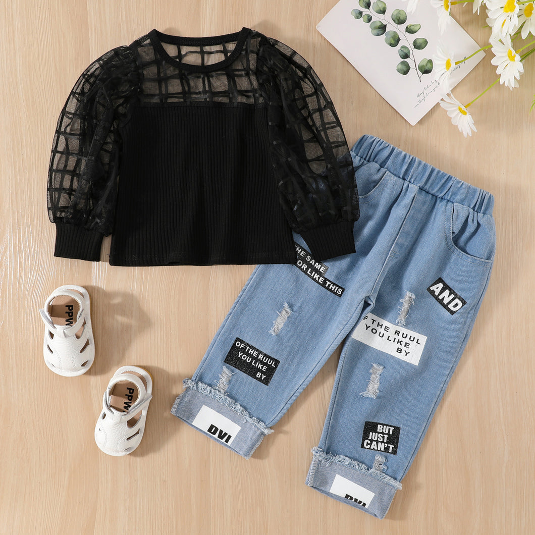 Blusa con manga transparente, detalle cuadrille y pantalón jeans con letras