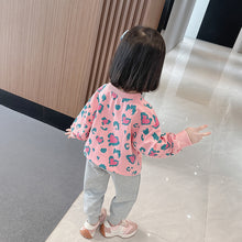 Cargar imagen en el visor de la galería, Buzo estampado estilo animal print de corazón y pantalón gris
