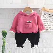 Cargar imagen en el visor de la galería, Buzo con capucha rosa magenta con bolsillo y pantalón negro
