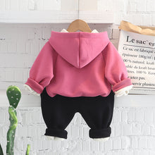 Cargar imagen en el visor de la galería, Buzo con capucha rosa magenta con bolsillo y pantalón negro
