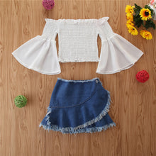 Cargar imagen en el visor de la galería, Blusa hombro caído blanco y pollera jeans con flecos

