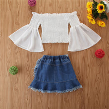Cargar imagen en el visor de la galería, Blusa hombro caído blanco y pollera jeans con flecos
