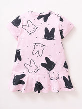 Cargar imagen en el visor de la galería, Blusa rosa con detalles de conejos
