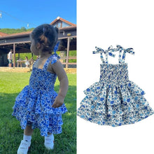 Cargar imagen en el visor de la galería, Vestido escalonado, atado al hombro con estampa de flores azules
