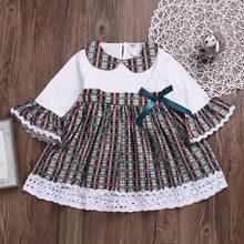 Cargar imagen en el visor de la galería, Vestido mangas largas campana, blanco y cuadrille, cola con detalles de encaje
