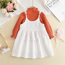 Carregar imagem no visualizador da galeria, Blusa manga larga naranja con cuello alto y vestido blanco
