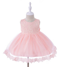 Carregar imagem no visualizador da galeria, Vestido rosa con detalles de encaje en cola y moño
