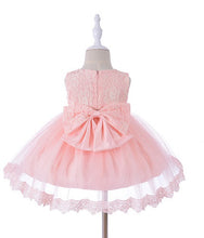 Carregar imagem no visualizador da galeria, Vestido rosa con detalles de encaje en cola y moño
