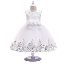 Carregar imagem no visualizador da galeria, Vestido blanco con flores en la cintura, detalles de encaje y lentejuelas
