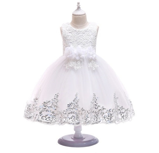 Vestido blanco con flores en la cintura, detalles de encaje y lentejuelas