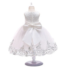 Carregar imagem no visualizador da galeria, Vestido blanco con flores en la cintura, detalles de encaje y lentejuelas
