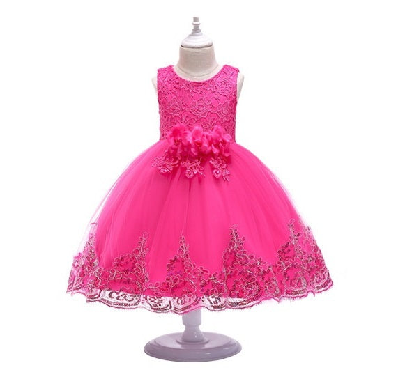 Vestido con flores en la cintura, detalles de encaje y lentejuelas