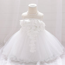 Cargar imagen en el visor de la galería, Vestido blanco con detalle de flor en el pecho
