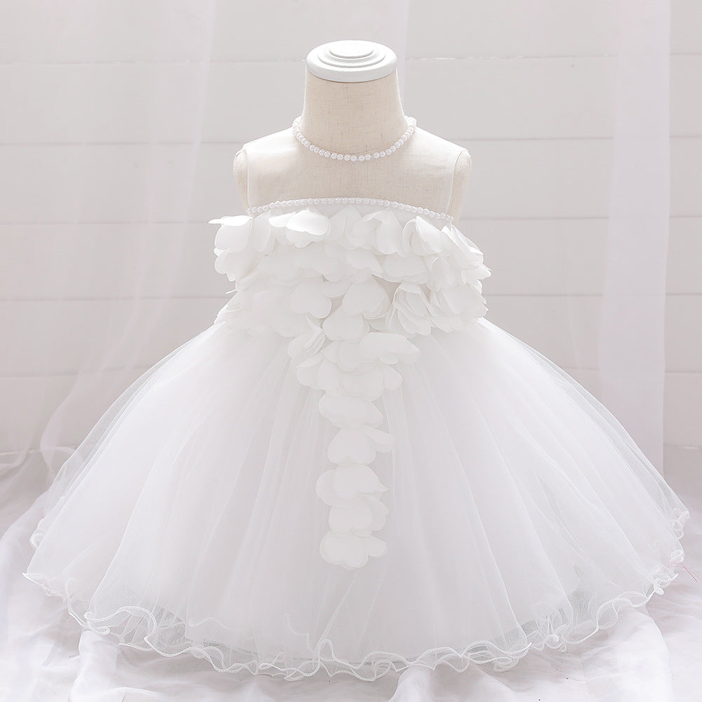 Vestido blanco con detalle de flor en el pecho