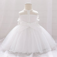 Cargar imagen en el visor de la galería, Vestido blanco con detalle de flor en el pecho
