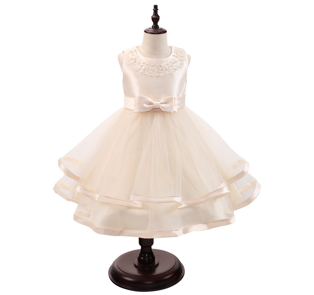 Vestido con detalles de perlas en el cuello y moño