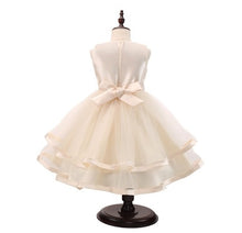 Carregar imagem no visualizador da galeria, Vestido con detalles de perlas en el cuello y moño

